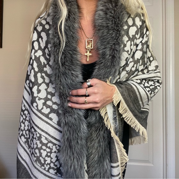 Poncho / Overlay with faux fur - Picture 3 of 6